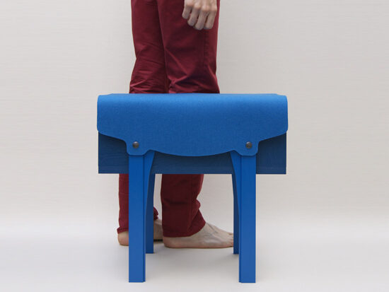 small bench for one person in oak wood, blue, covered with a removable blue merino wool felt covering.