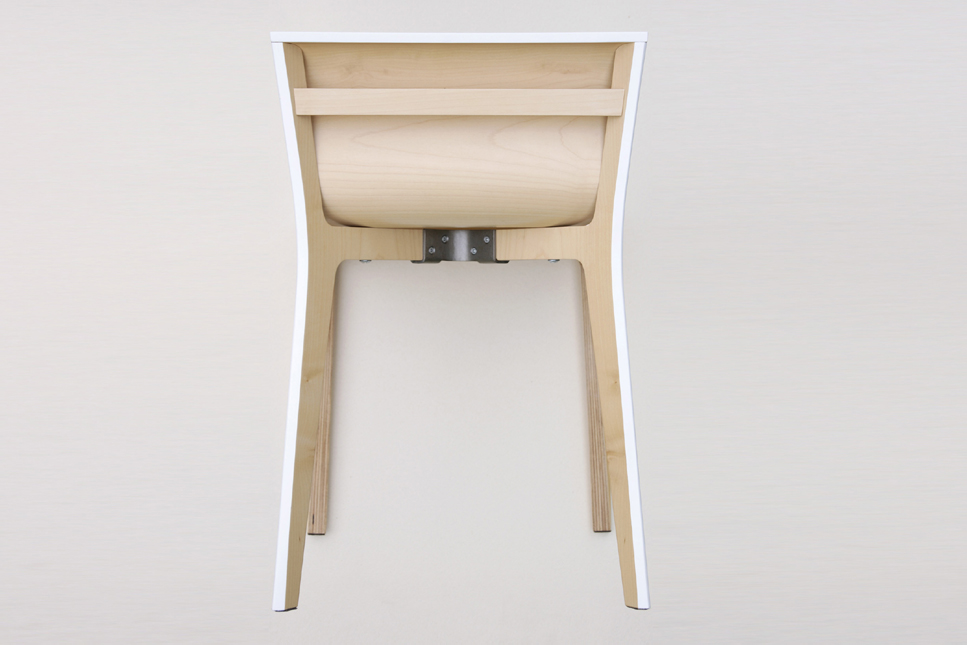 Vue arrière chaise minimaliste en bois laqué à la fois simple et sophistiquée
