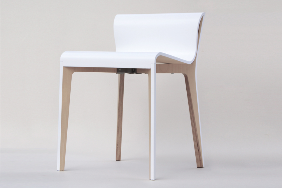 chaise au design minimaliste en bois laqué à la fois simple et sophistiquée