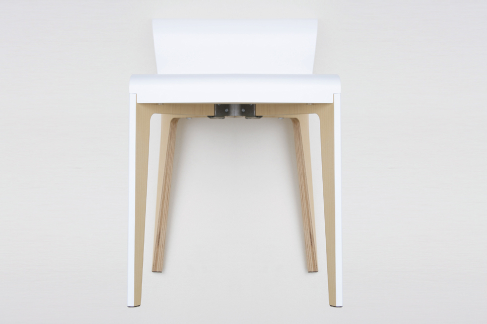 chaise au design minimaliste en bois laqué à la fois simple et sophistiquée