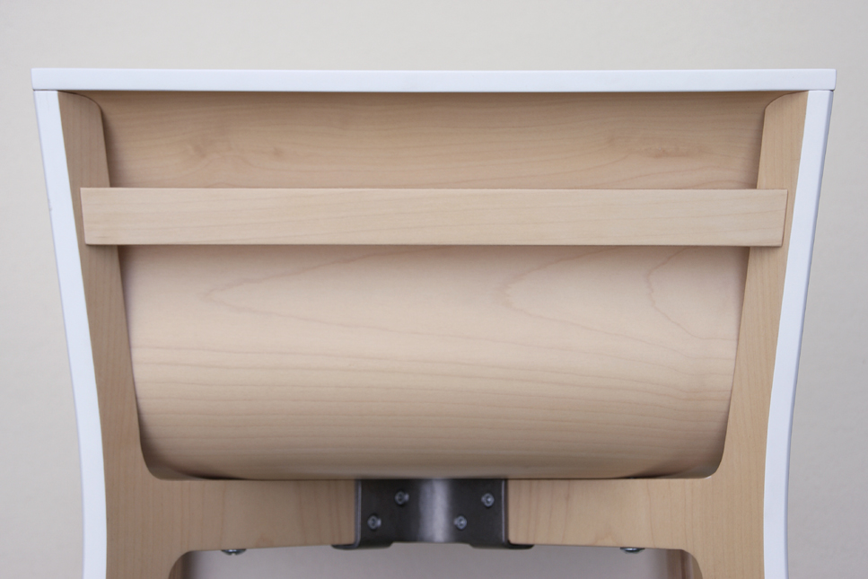 Zoom vue arrière chaise minimaliste en bois laqué simple et sophistiquée