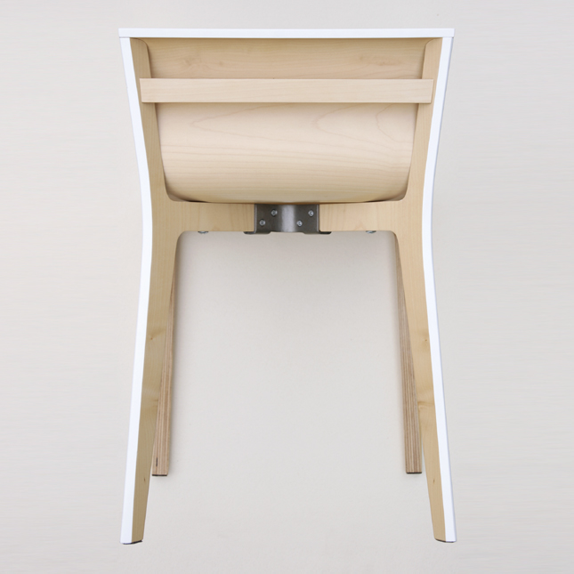 Chaise en bois bouleau bicolore blanc et naturel design aux courbes à la fois douces et tendues