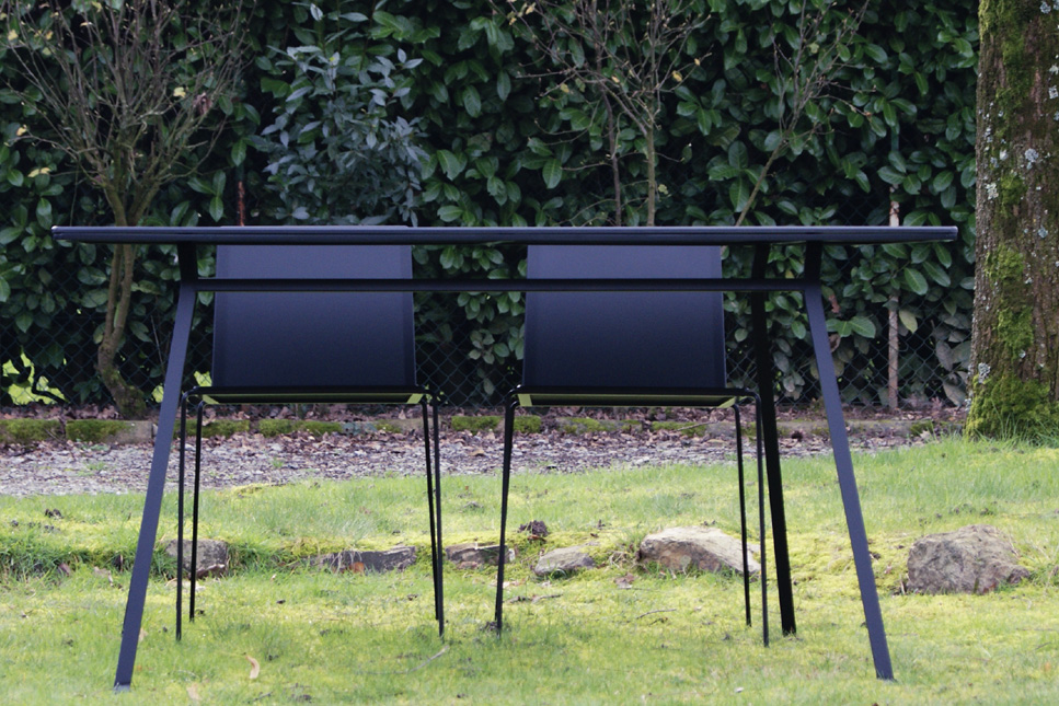 table design extérieur indoor outdoor minimaliste en acier coloris noir satin