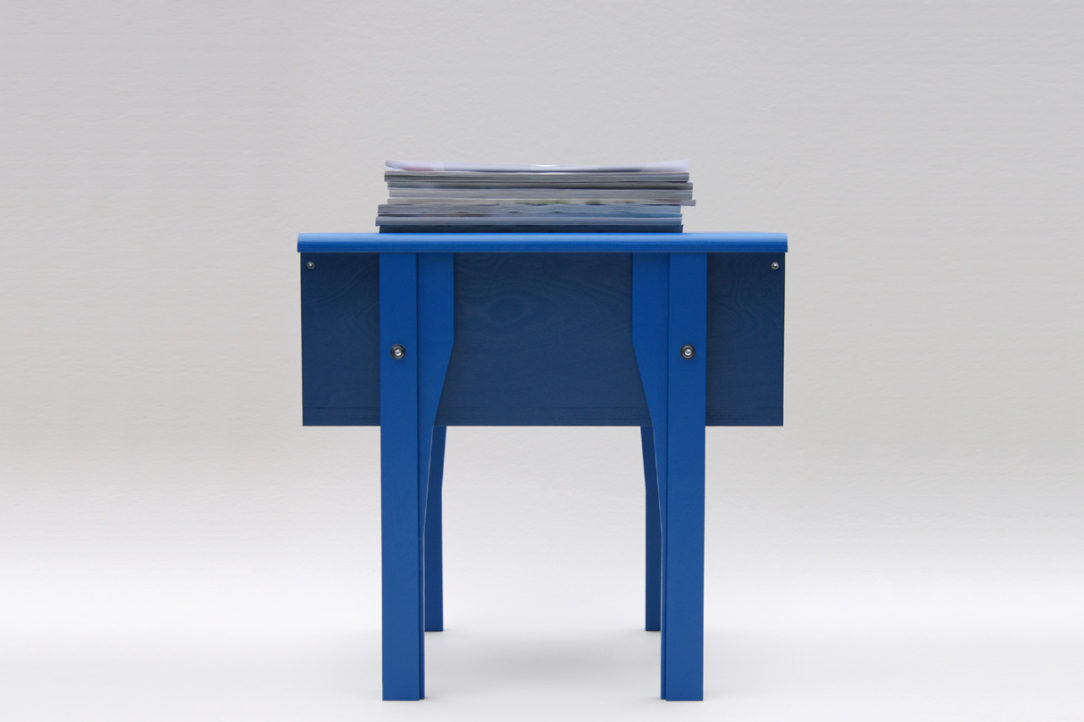 Petit mobilier d'appoint en bois bleu recouvert d'un feutre de laine véritable