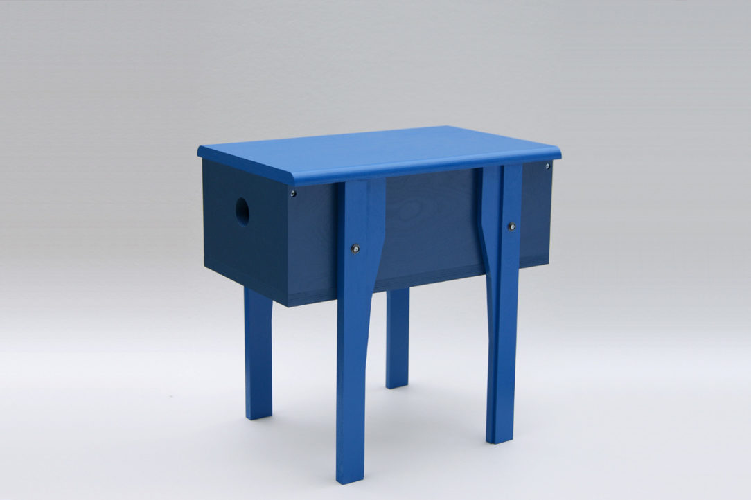 Petit mobilier d'appoint en bois bleu recouvert d'un feutre de laine véritable