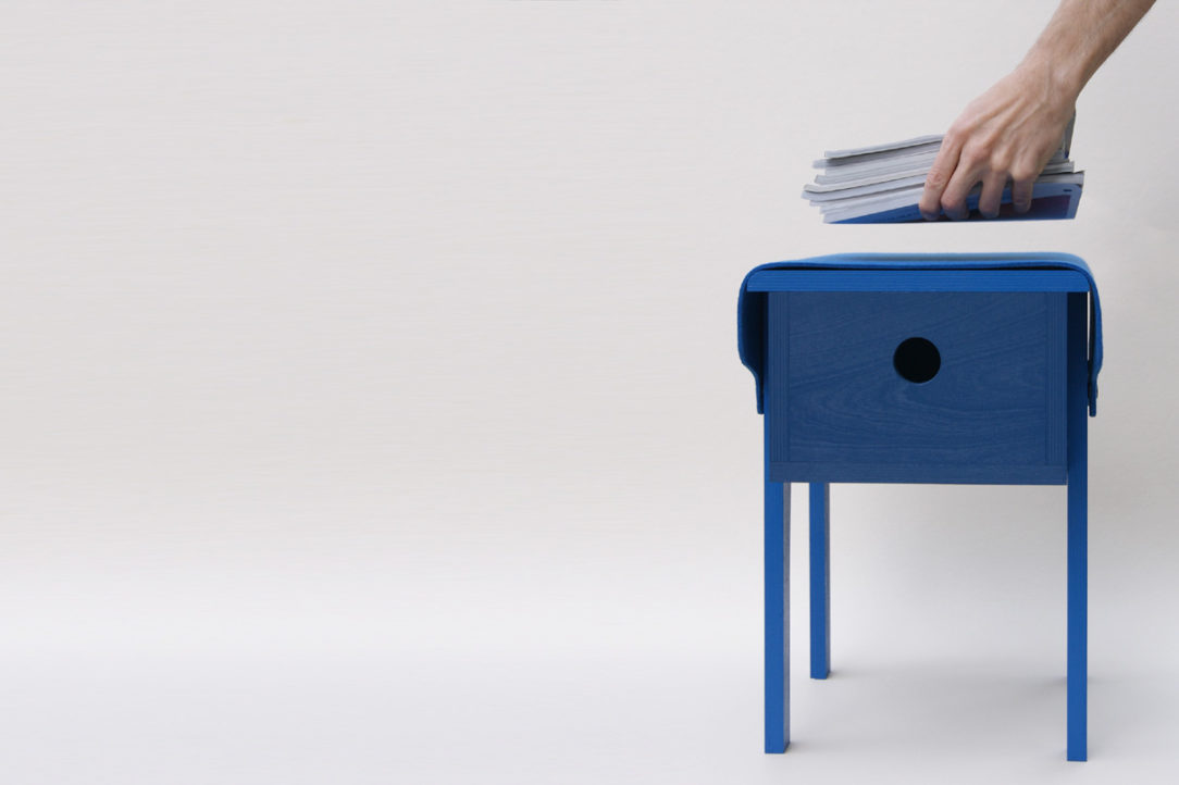 petit mobilier d'appoint en bois bleu recouvert d'un feutre de laine véritable