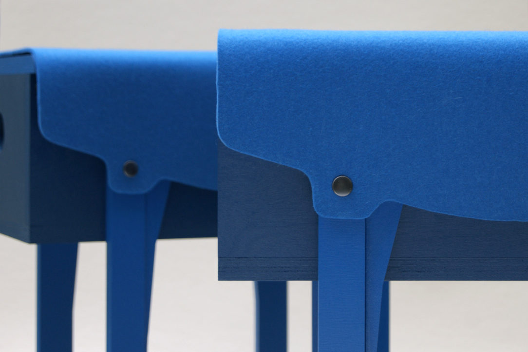 petit mobilier d'appoint en bois bleu recouvert d'un feutre de laine véritable