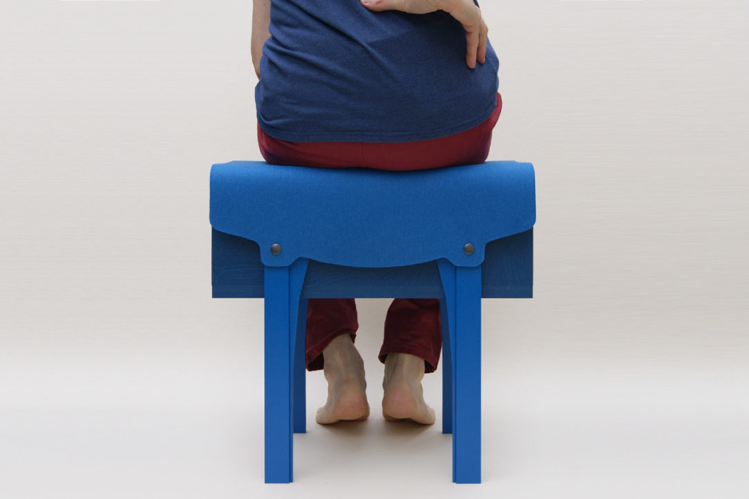 petit mobilier d'appoint en bois bleu recouvert d'un feutre de laine véritable