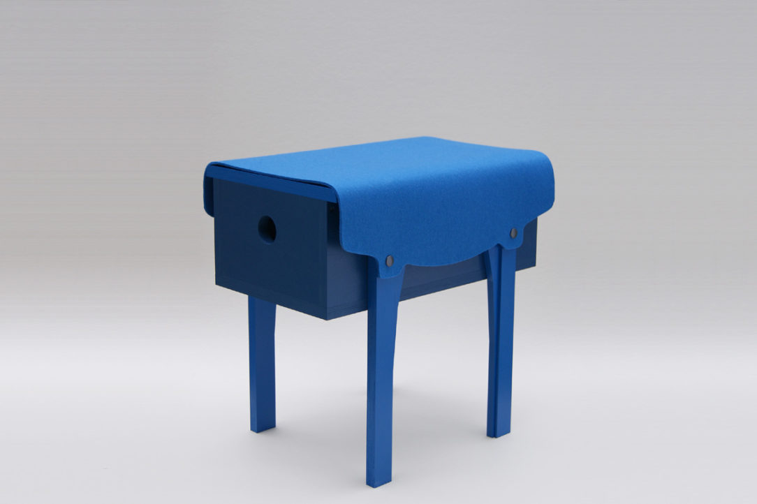 petit mobilier d'appoint en bois bleu recouvert d'un feutre de laine véritable