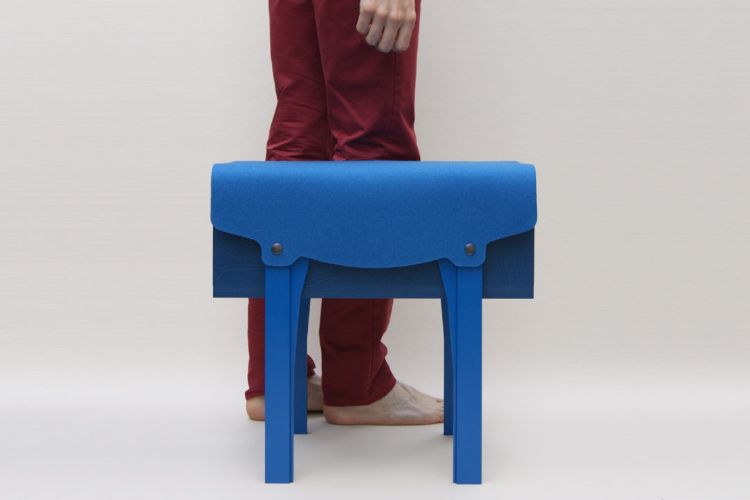 petit mobilier d'appoint en bois bleu recouvert d'un feutre de laine véritable