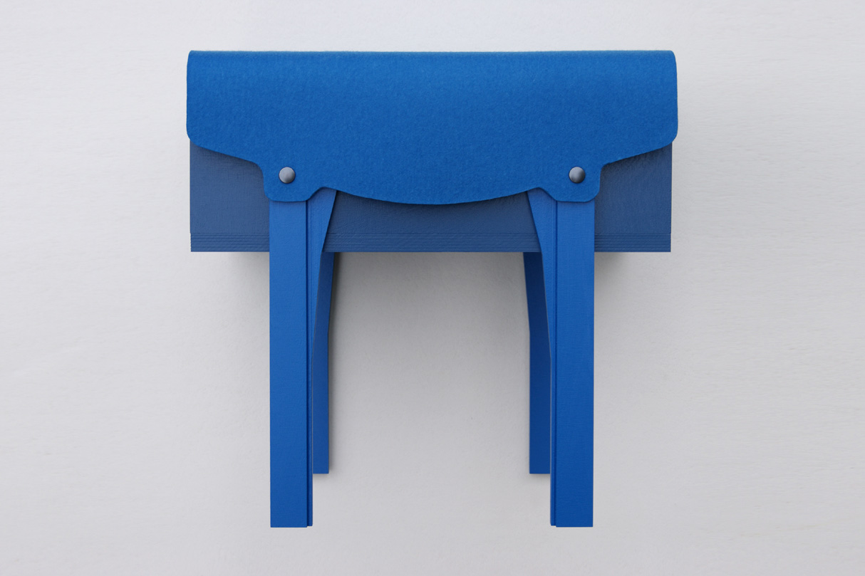 petit mobilier d'appoint en bois bleu recouvert d'un feutre de laine véritable