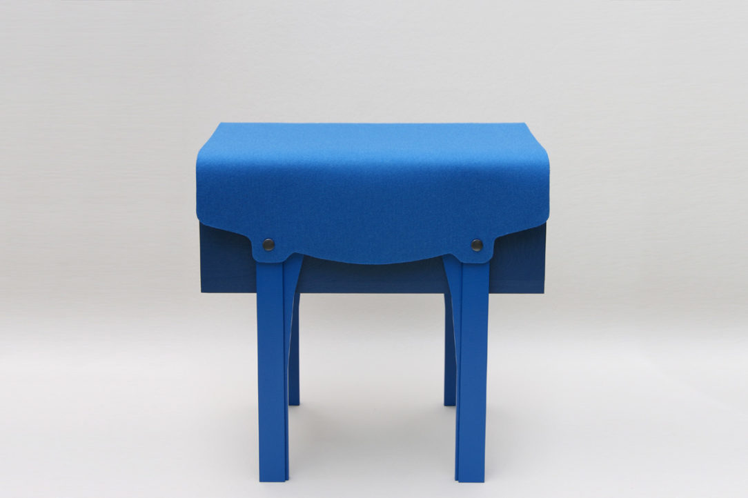 petit mobilier d'appoint en bois bleu recouvert d'un feutre de laine véritable