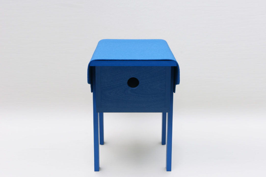 petit mobilier d'appoint en bois bleu recouvert d'un feutre de laine véritable