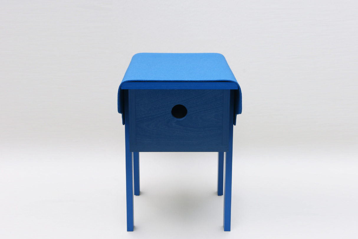 petit mobilier d'appoint en bois bleu recouvert d'un feutre de laine véritable