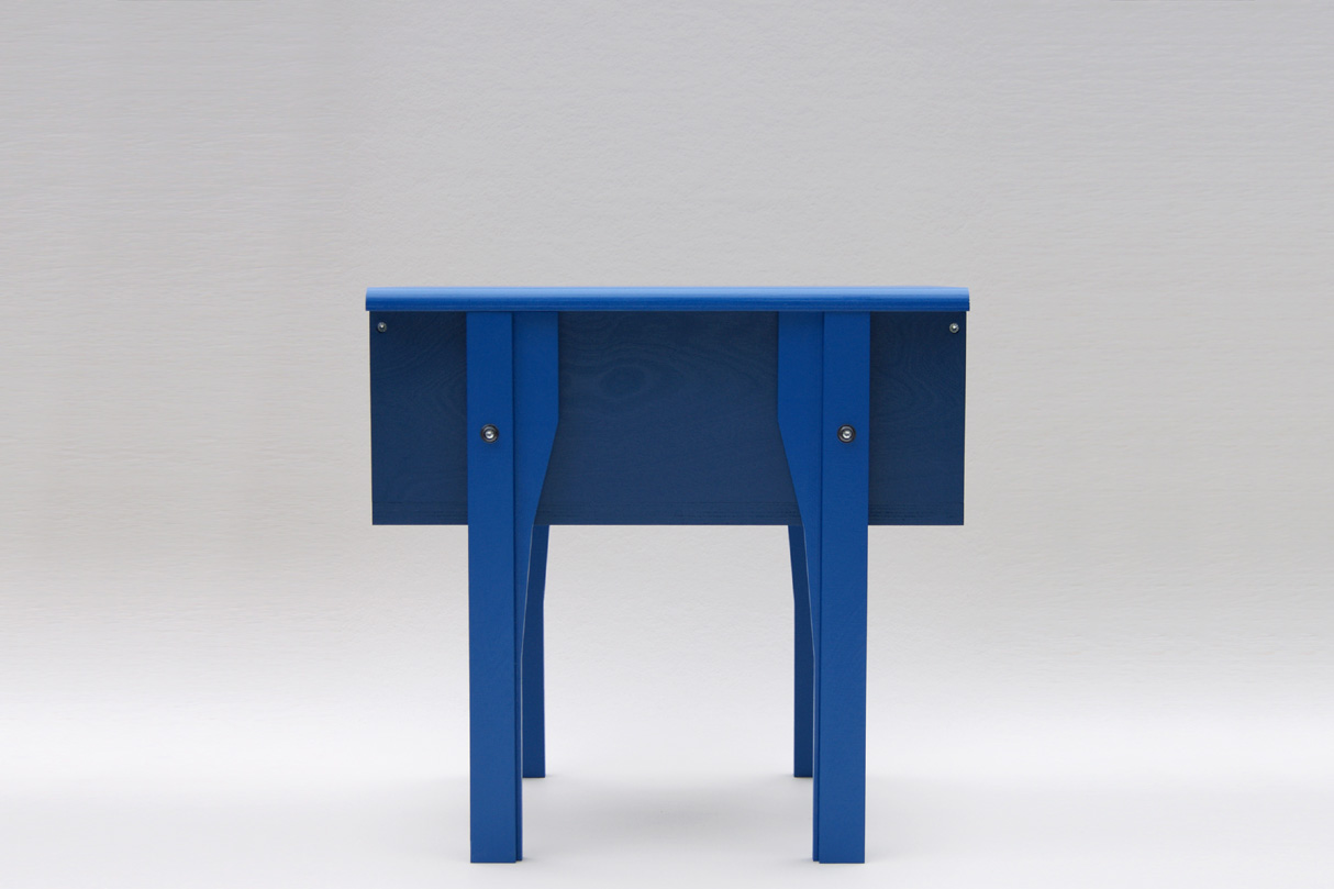 Petit mobilier d'appoint en bois bleu recouvert d'un feutre de laine véritable
