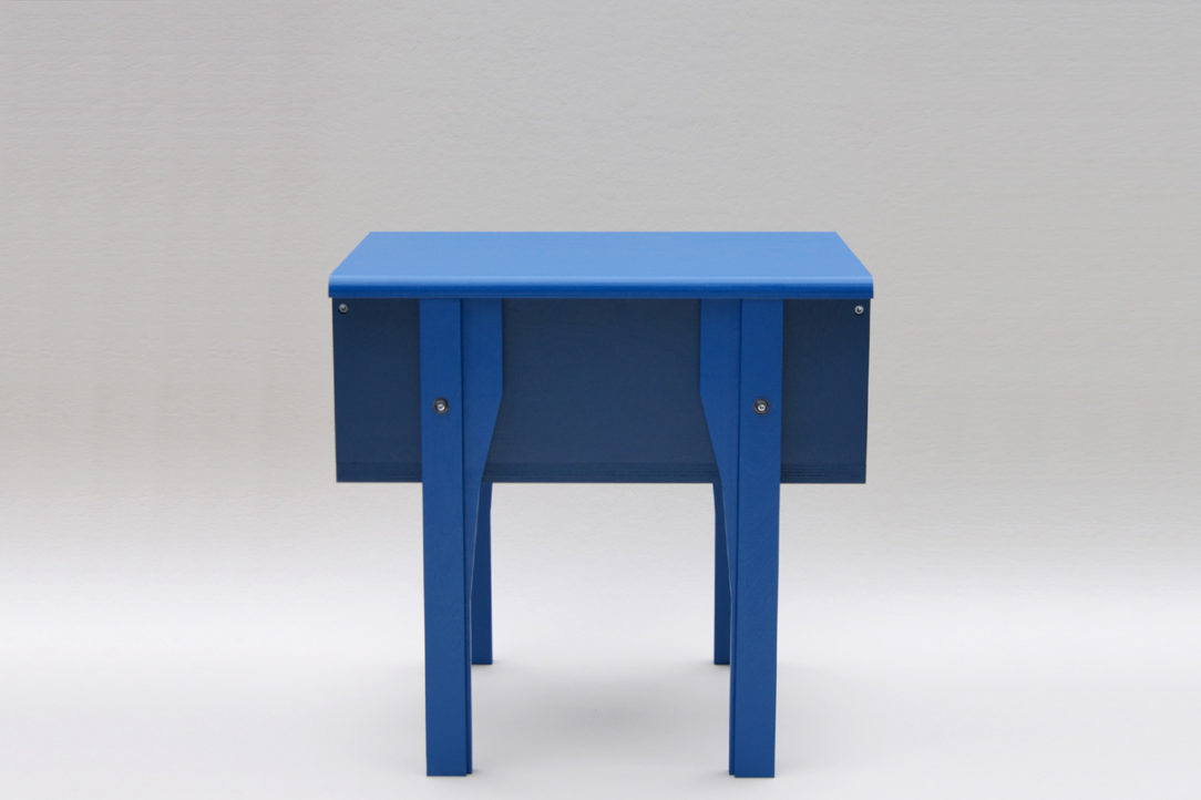 Petit mobilier d'appoint en bois bleu recouvert d'un feutre de laine véritable