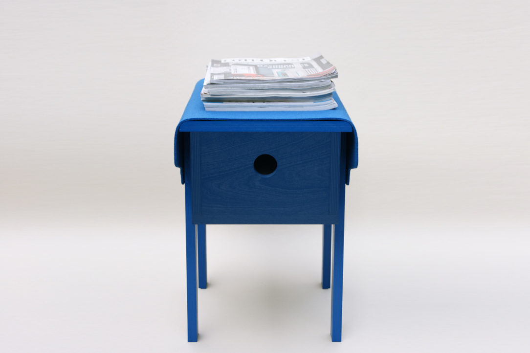 petit mobilier d'appoint en bois bleu recouvert d'un feutre de laine véritable