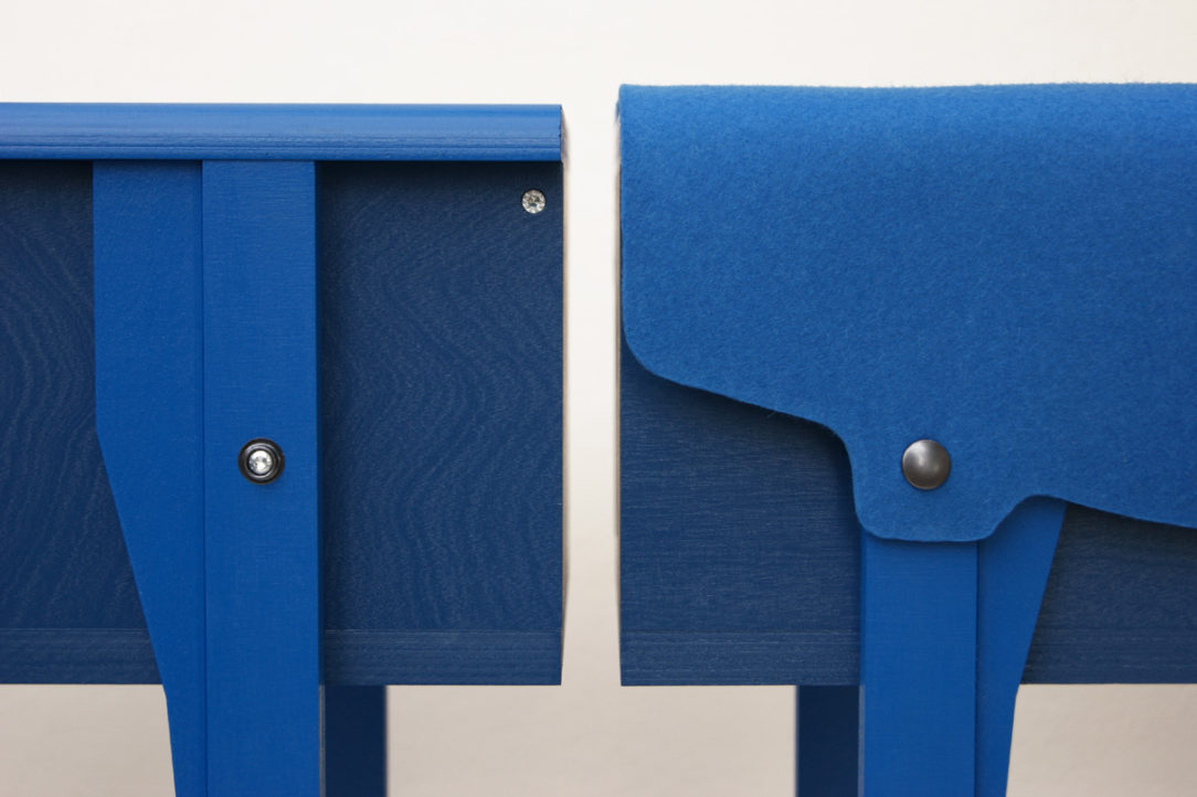petit mobilier d'appoint en bois bleu recouvert d'un feutre de laine véritable