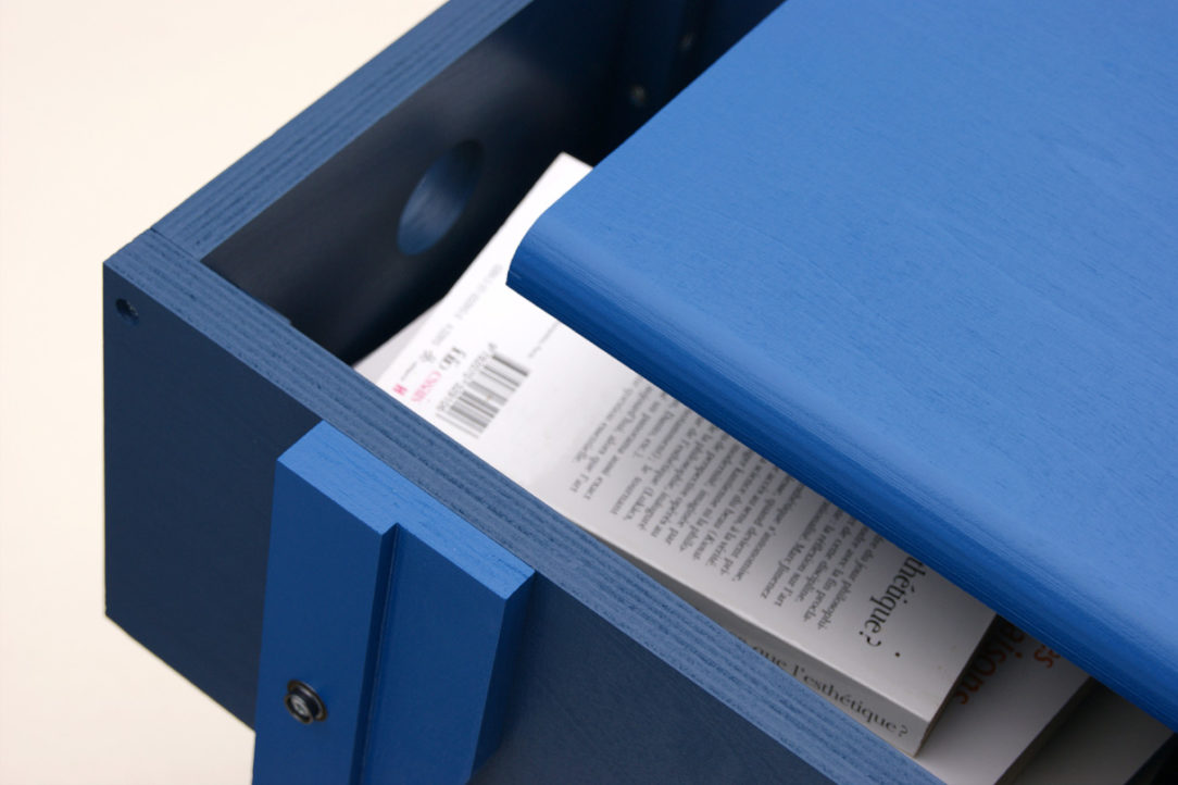 Petit mobilier d'appoint en bois bleu recouvert d'un feutre de laine véritable