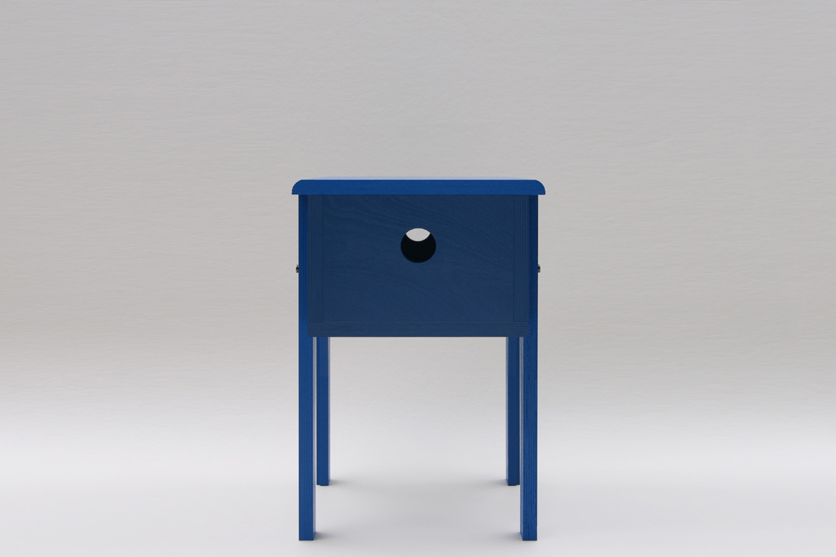Petit mobilier d'appoint en bois bleu recouvert d'un feutre de laine véritable