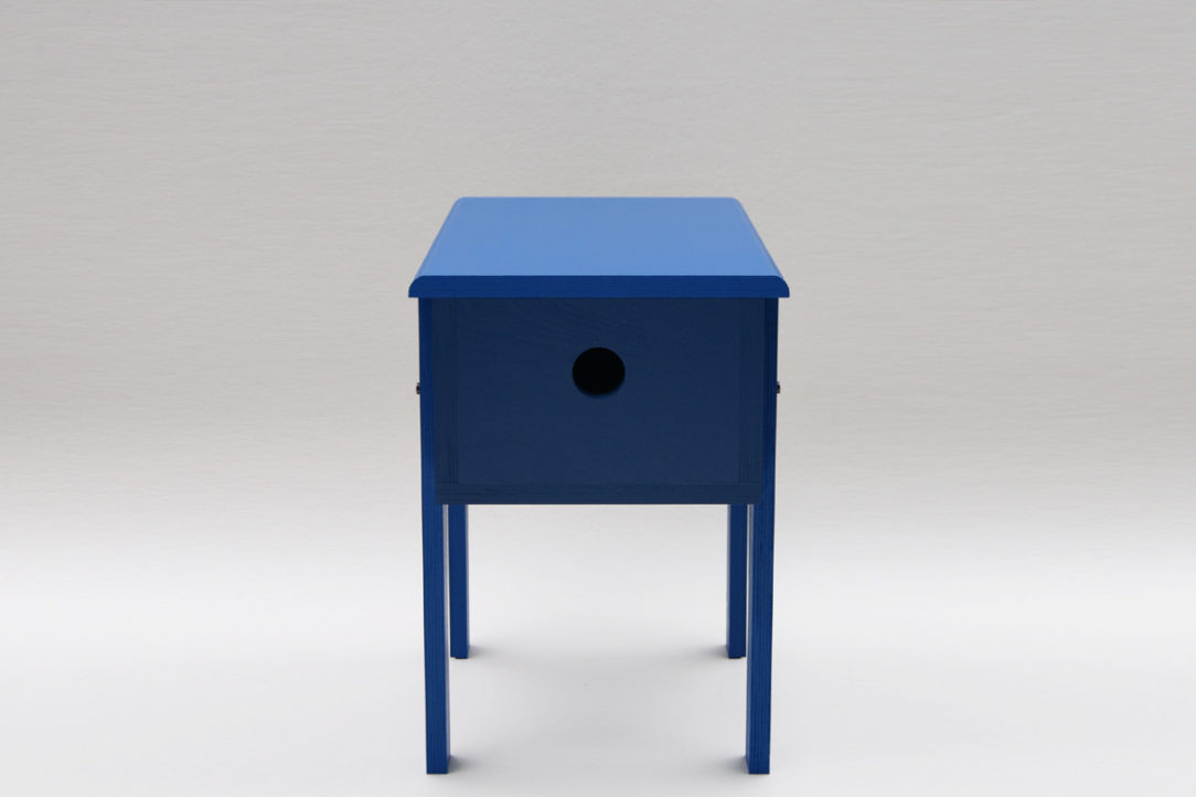 petit mobilier d'appoint en bois bleu recouvert d'un feutre de laine véritable