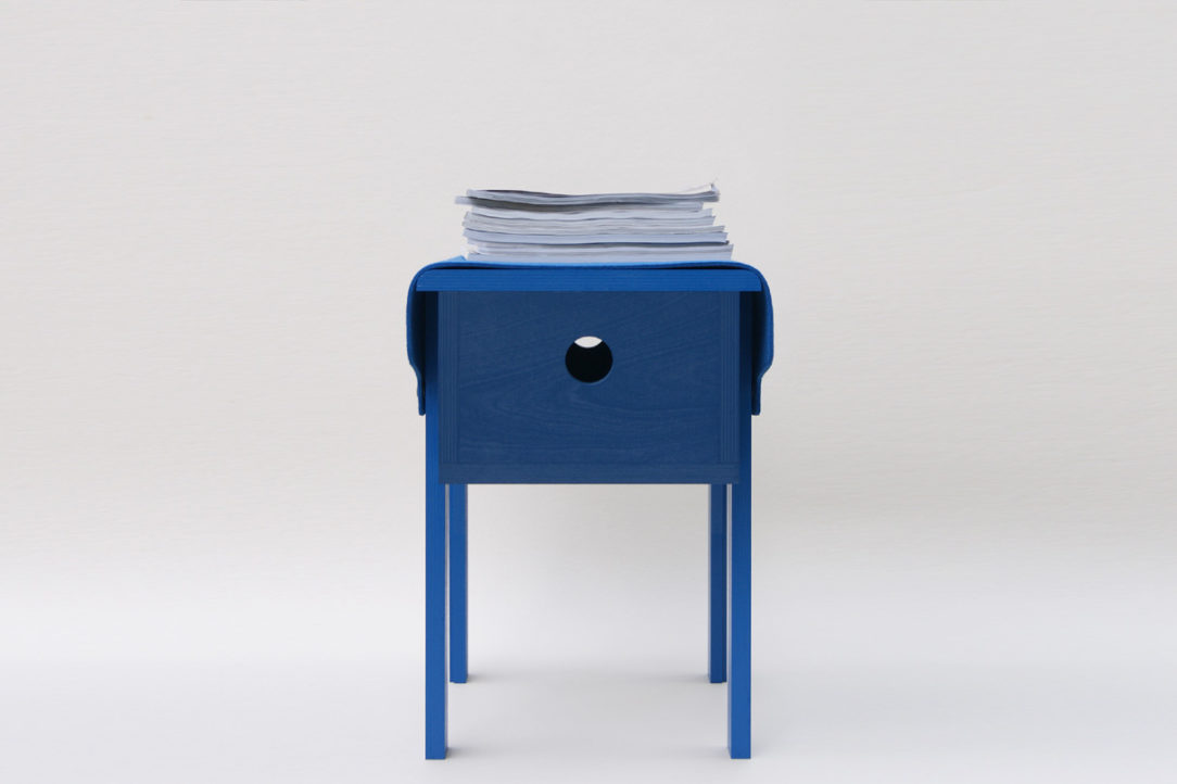 petit mobilier d'appoint en bois bleu recouvert d'un feutre de laine véritable