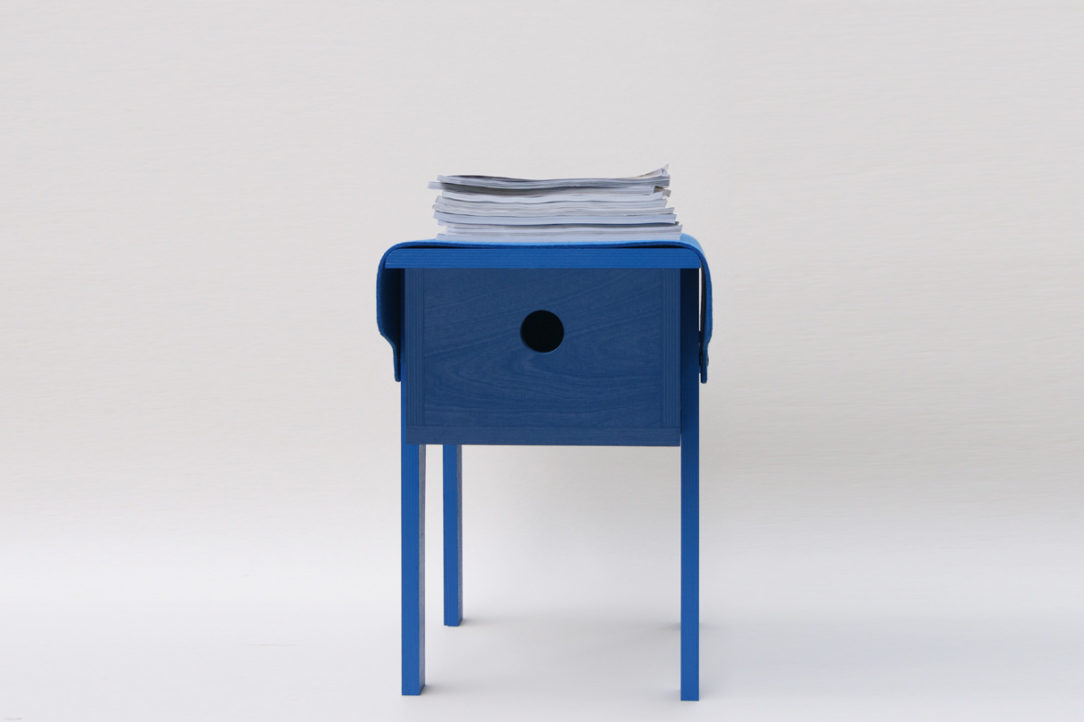 petit mobilier d'appoint en bois bleu recouvert d'un feutre de laine véritable