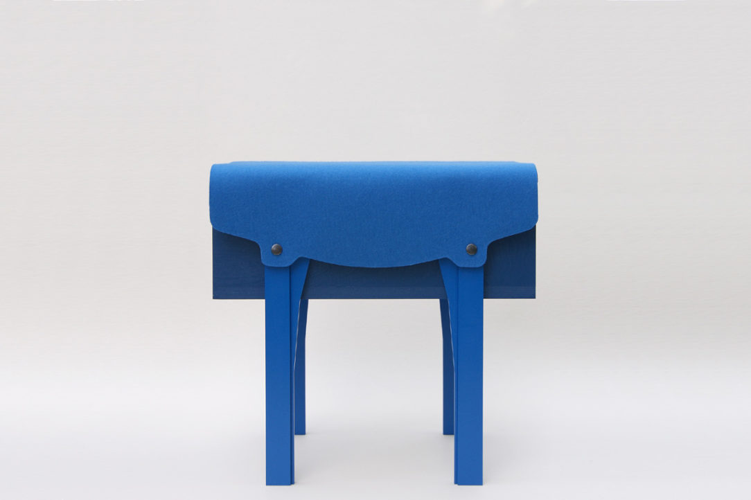 petit mobilier d'appoint en bois bleu recouvert d'un feutre de laine véritable