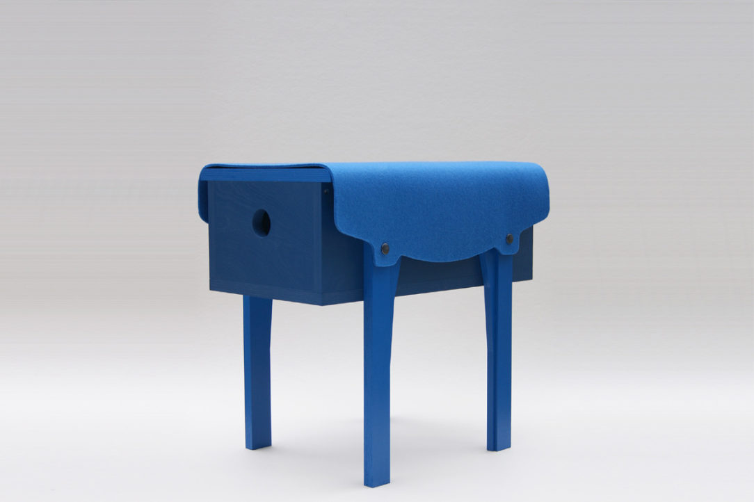 petit mobilier d'appoint en bois bleu recouvert d'un feutre de laine véritable