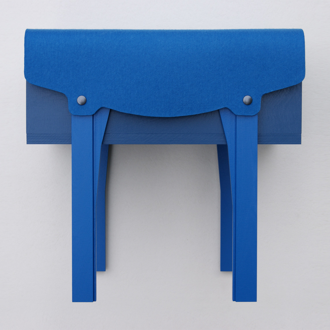 Petit mobilier d'appoint en bois bleu recouvert d'un feutre de laine véritable