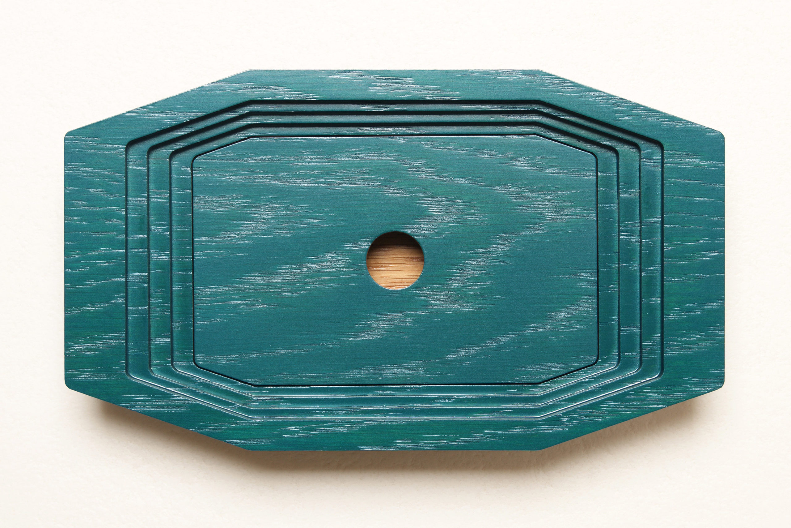 Boîte en Chêne bicolore, façonnée par strates successives avec son couvercle intermédiaire.