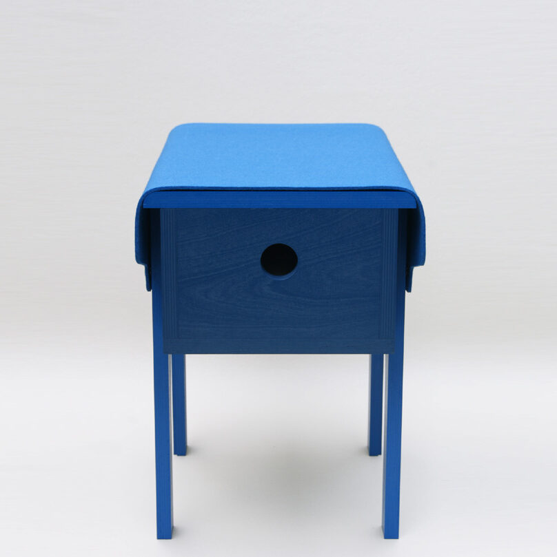 petit mobilier d'appoint en bois bleu recouvert d'un feutre de laine véritable