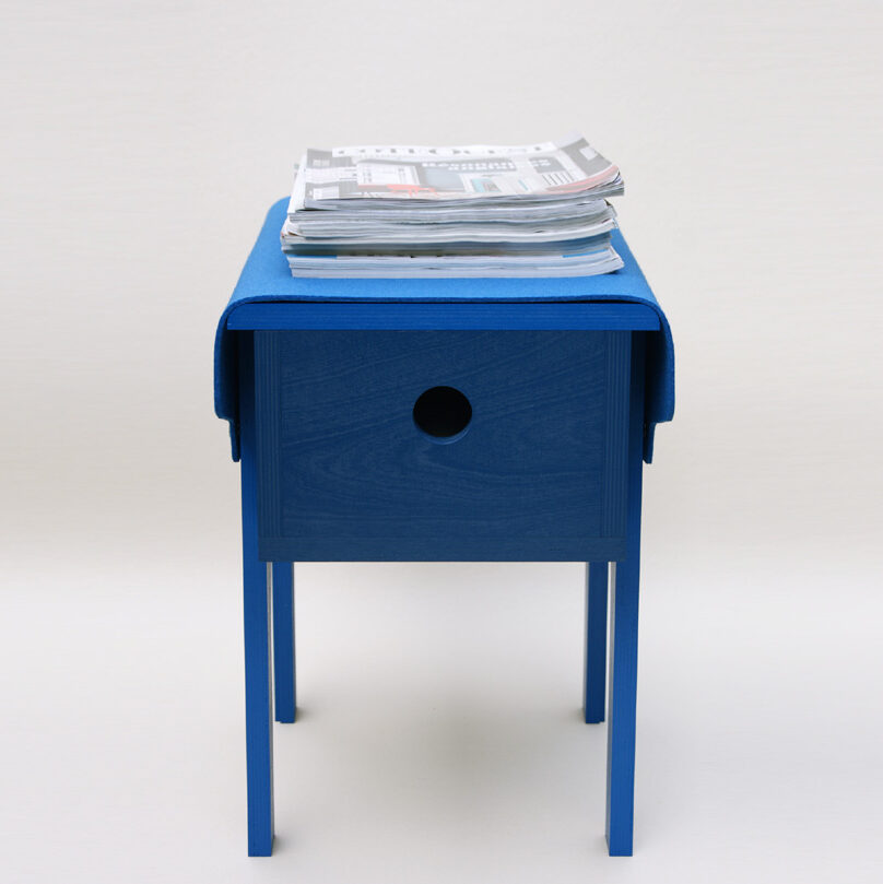 petit mobilier d'appoint en bois bleu recouvert d'un feutre de laine véritable