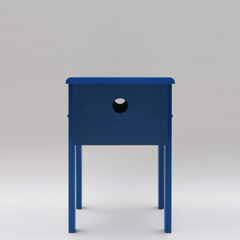 Petit mobilier d'appoint en bois bleu recouvert d'un feutre de laine véritable