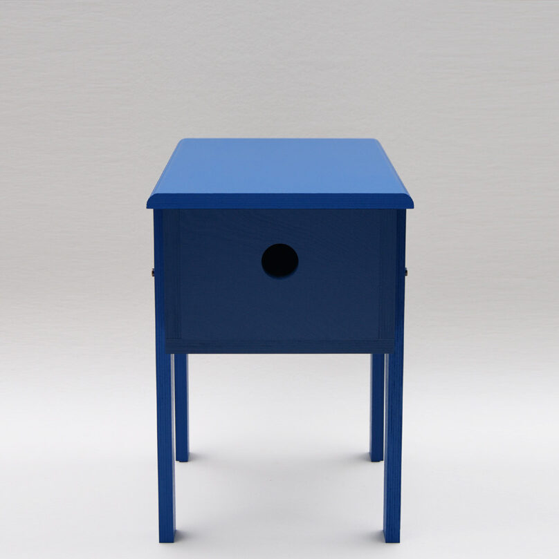 petit mobilier d'appoint en bois bleu recouvert d'un feutre de laine véritable