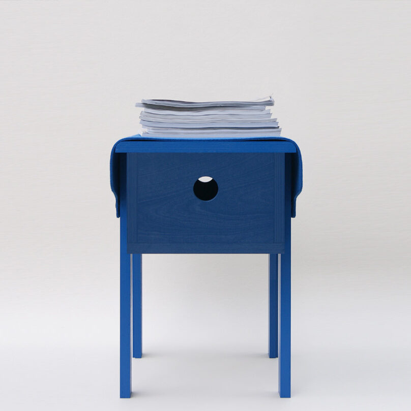 petit mobilier d'appoint en bois bleu recouvert d'un feutre de laine véritable