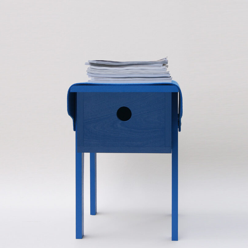 petit mobilier d'appoint en bois bleu recouvert d'un feutre de laine véritable