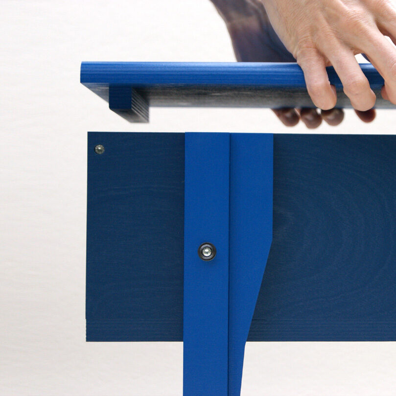 Petit mobilier d'appoint en bois bleu recouvert d'un feutre de laine véritable