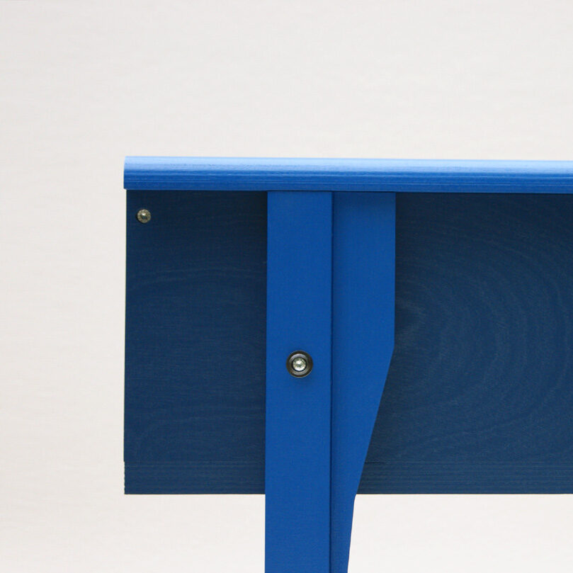 Petit mobilier d'appoint en bois bleu recouvert d'un feutre de laine véritable