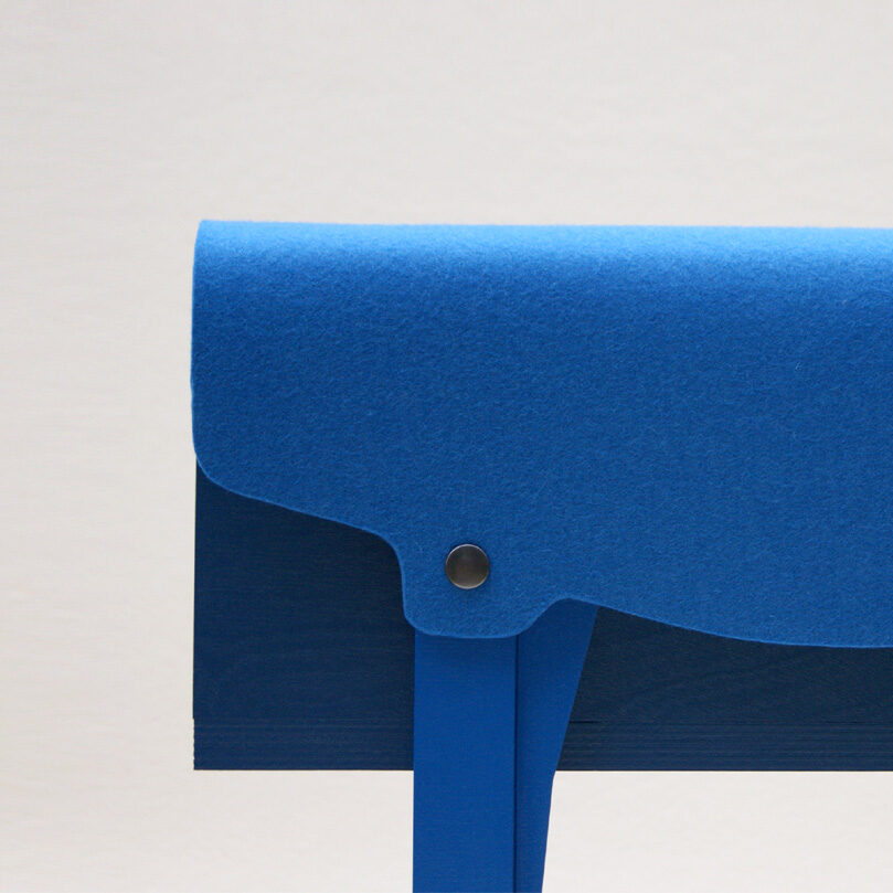 petit mobilier d'appoint en bois bleu recouvert d'un feutre de laine véritable