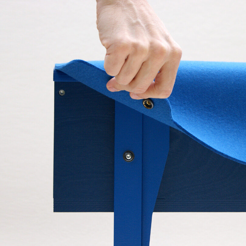 Petit mobilier d'appoint en bois bleu recouvert d'un feutre de laine véritable